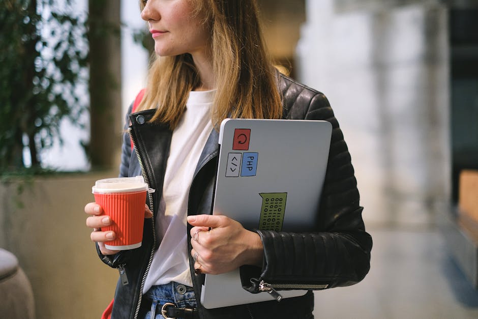 Inginer analizează planuri pentru o stație de pompare industrială